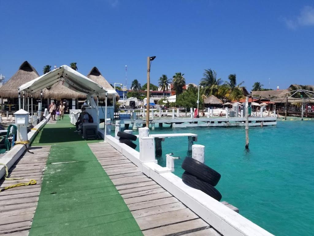 Hotel en barco Walk Barefoot To Beach! Two Bathrooms! Entire Private Sailboat Isla Mujeres