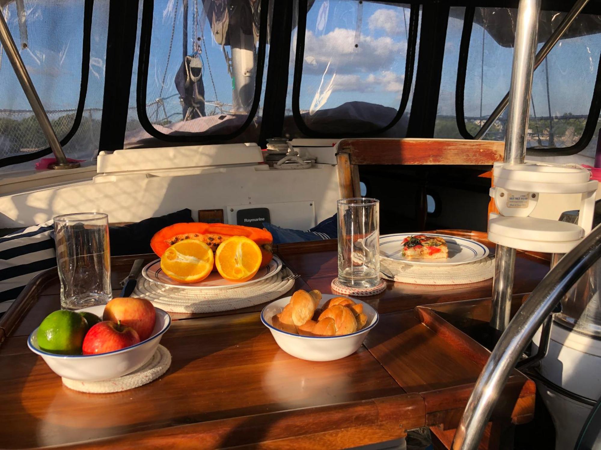 Hotel en barco Walk Barefoot To Beach! Two Bathrooms! Entire Private Sailboat *