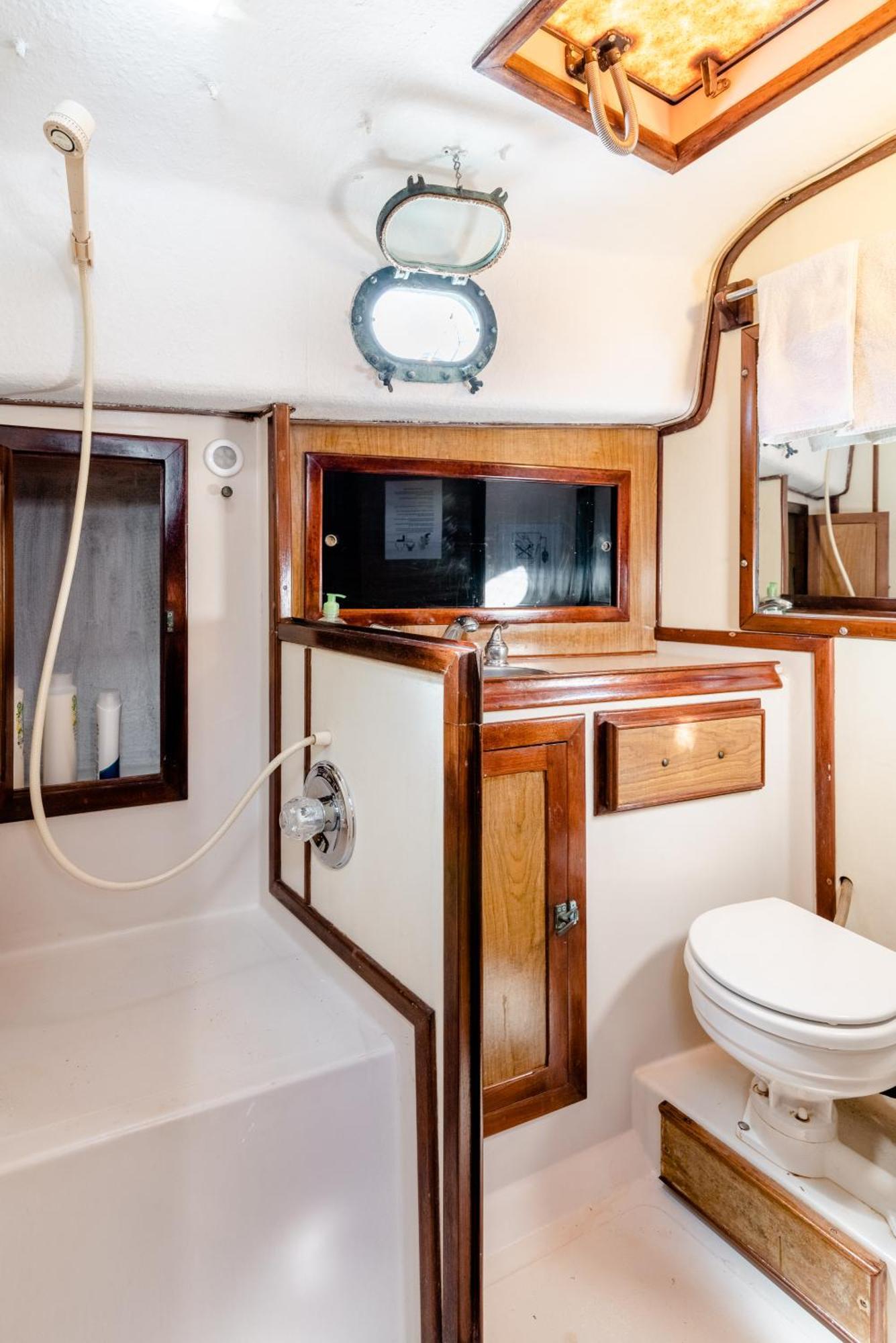 Hotel en barco Walk Barefoot To Beach! Two Bathrooms! Entire Private Sailboat *