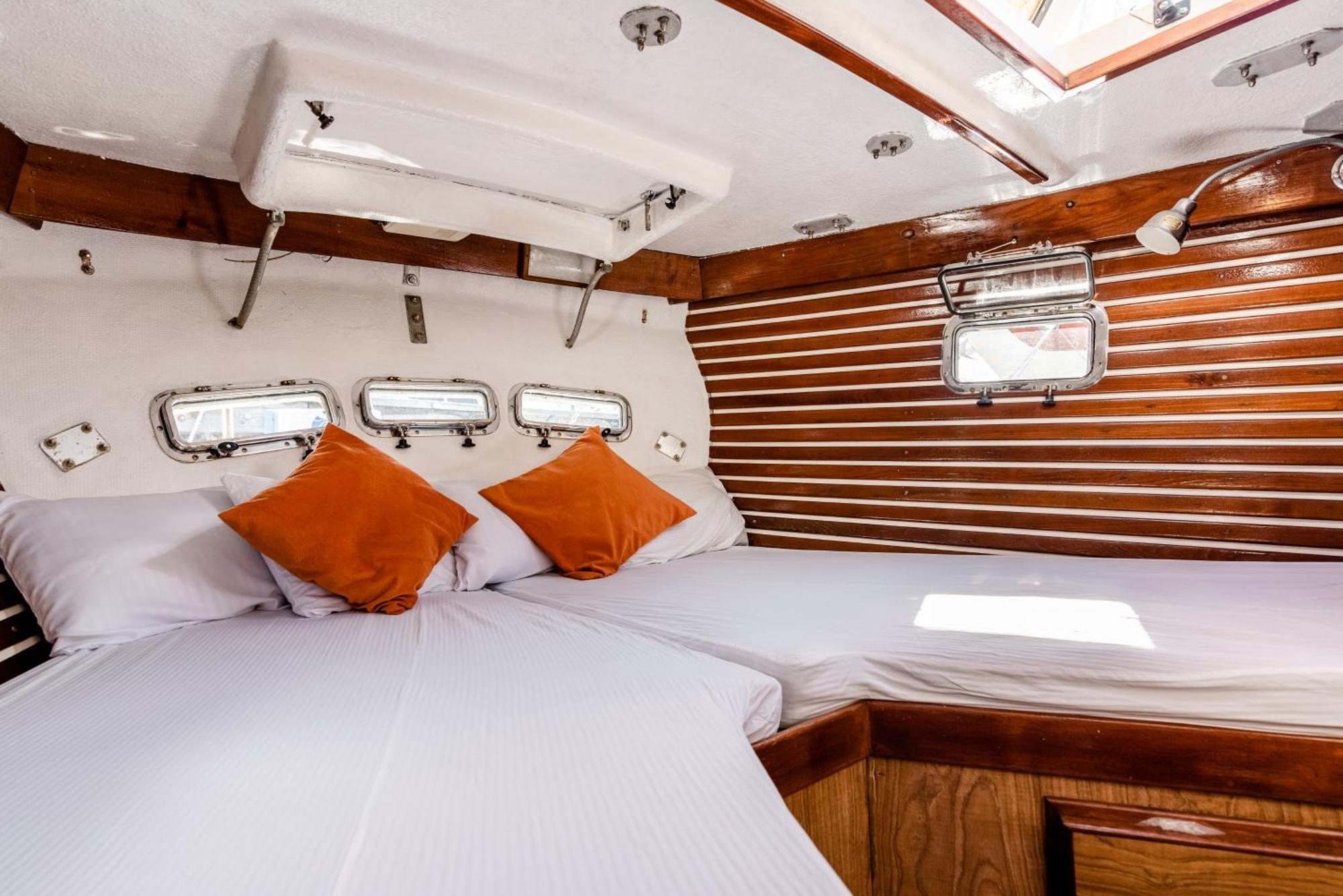 Walk Barefoot To Beach! Two Bathrooms! Entire Private Sailboat Hotel en barco *
