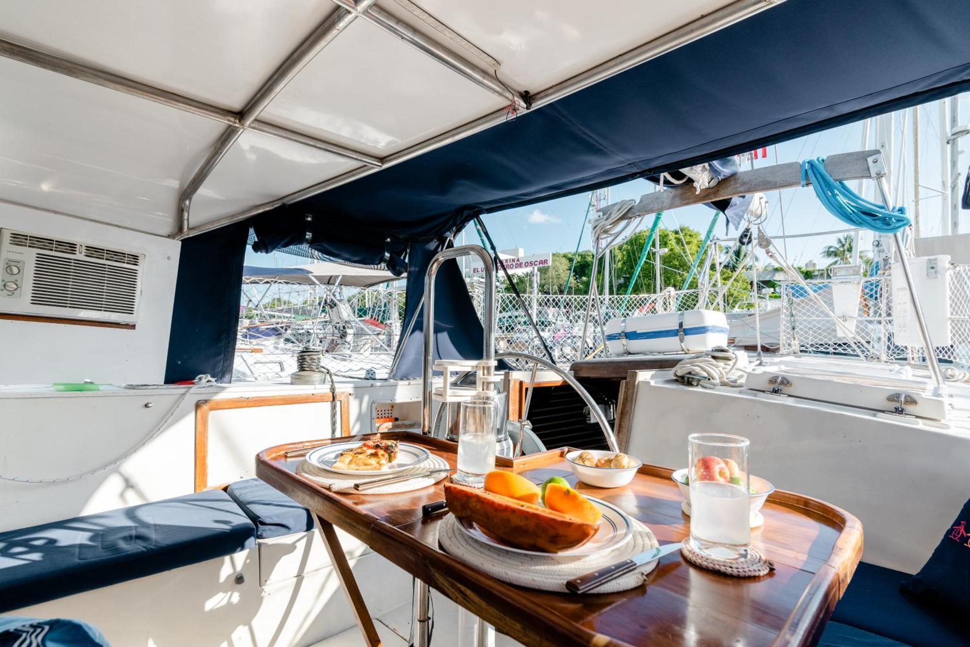 Hotel en barco Walk Barefoot To Beach! Two Bathrooms! Entire Private Sailboat Isla Mujeres