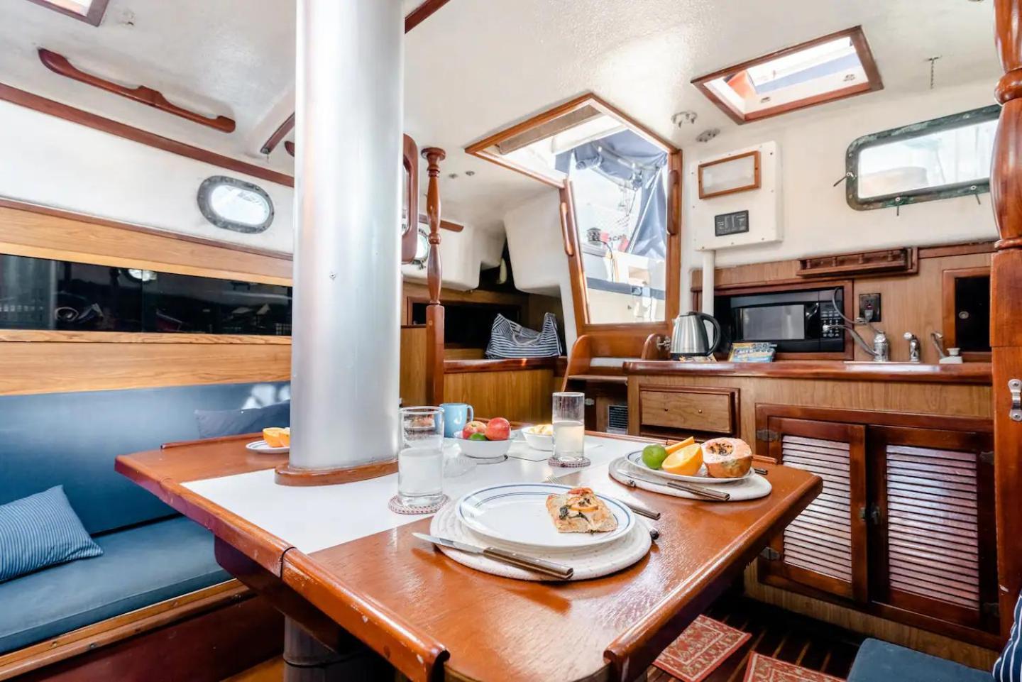 Hotel en barco Walk Barefoot To Beach! Two Bathrooms! Entire Private Sailboat