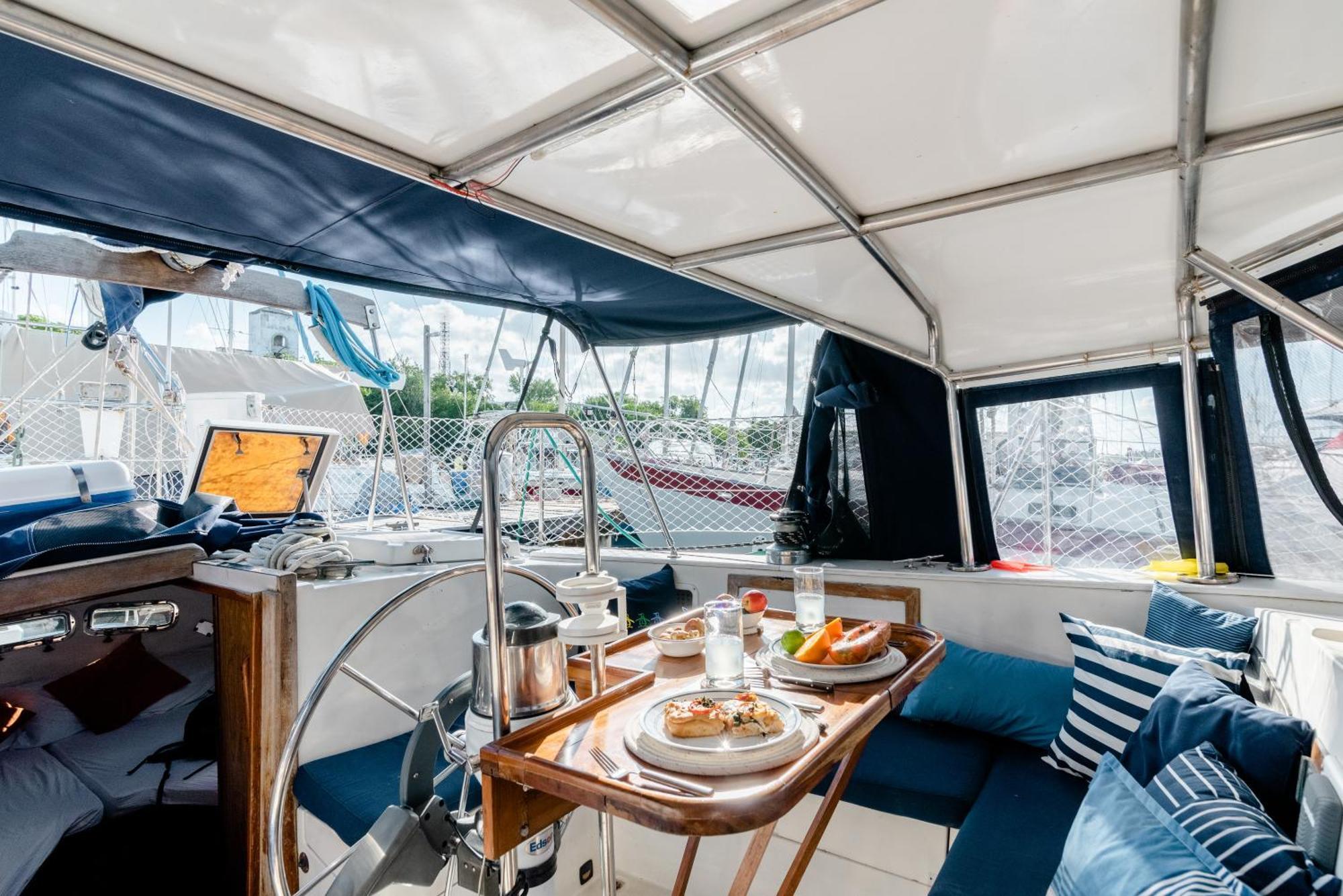 Walk Barefoot To Beach! Two Bathrooms! Entire Private Sailboat Hotel en barco *