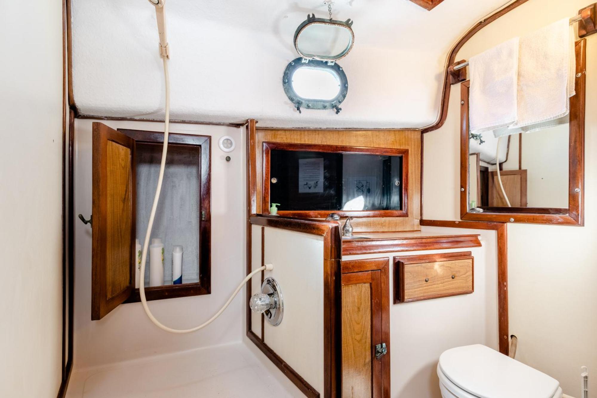 Walk Barefoot To Beach! Two Bathrooms! Entire Private Sailboat Hotel en barco Isla Mujeres